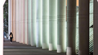 In Nürnberg veranstalteten die Nationalsozialisten einst ihre Reichsparteitage. Heute setzt sich die Stadt für Demokratie, Meinungsfreiheit und die Menschenwürde ein. (Archivbild) (Foto: Daniel Karmann/dpa)