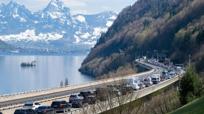 Am Gotthardtunnel ist zu Stoßzeiten stundenlange Geduld nötig. (Archivbild) (Foto: Urs Flueeler/KEYSTONE/dpa)