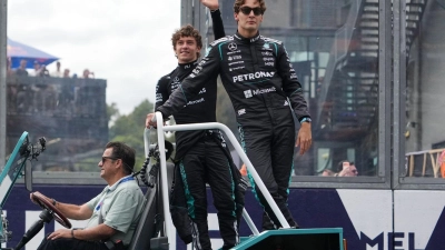 Duell um den Titel: George Russell (r) und Kimi Antonelli kämpfen immer härter um die Formel-1-WM. (Archivbild) (Foto: Asanka Brendon Ratnayake/AP/dpa)