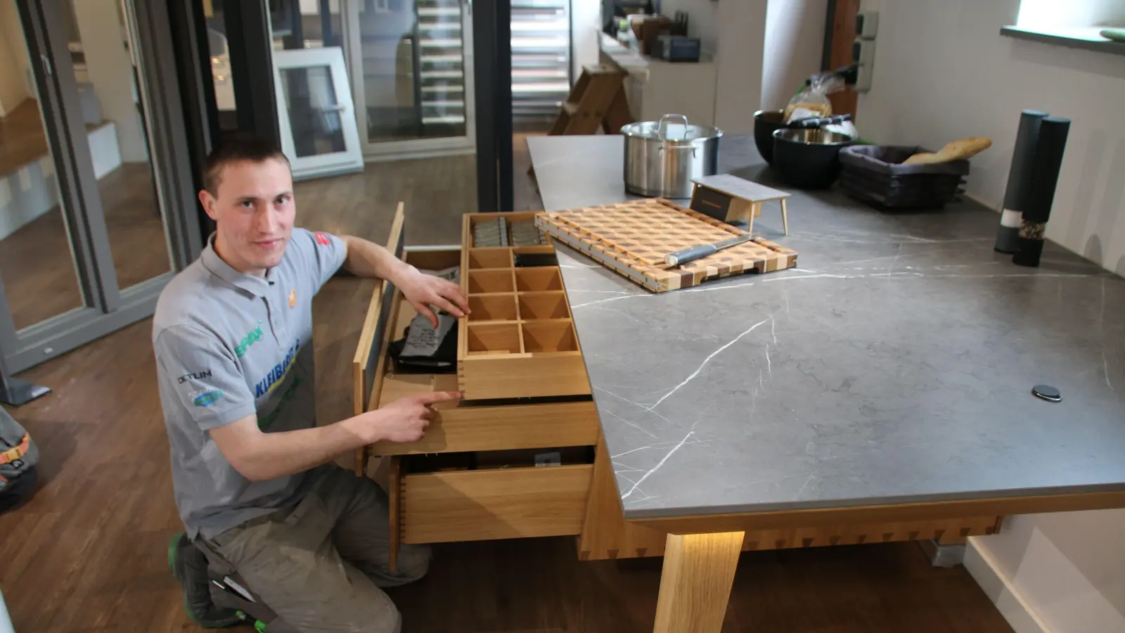 Für seine Kochinsel hat Lutz König in der Meisterprüfung 98 von 100 Punkten bekommen. (Foto: Stefan Neidl)