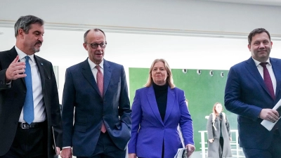 Zufriedene Gesichter nach langer Nachtsitzung: Die Koalition einigt sich bei mehreren Streitthemen. (Foto: Kay Nietfeld/dpa)