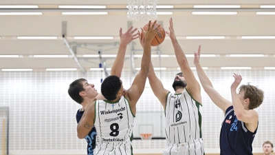 Bei Neustadt (in Weiß) kommt es gegen Schwabing auf die Großen wie Aaron Winkelspecht (Nummer 8) Nedal Jenniat an. (Foto: Martin Rügner)