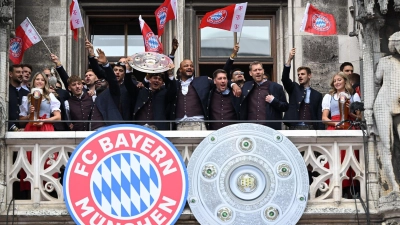 Die Bayern-Stars feiern auf dem Rathaus-Balkon. (Foto: Sven Hoppe/dpa)