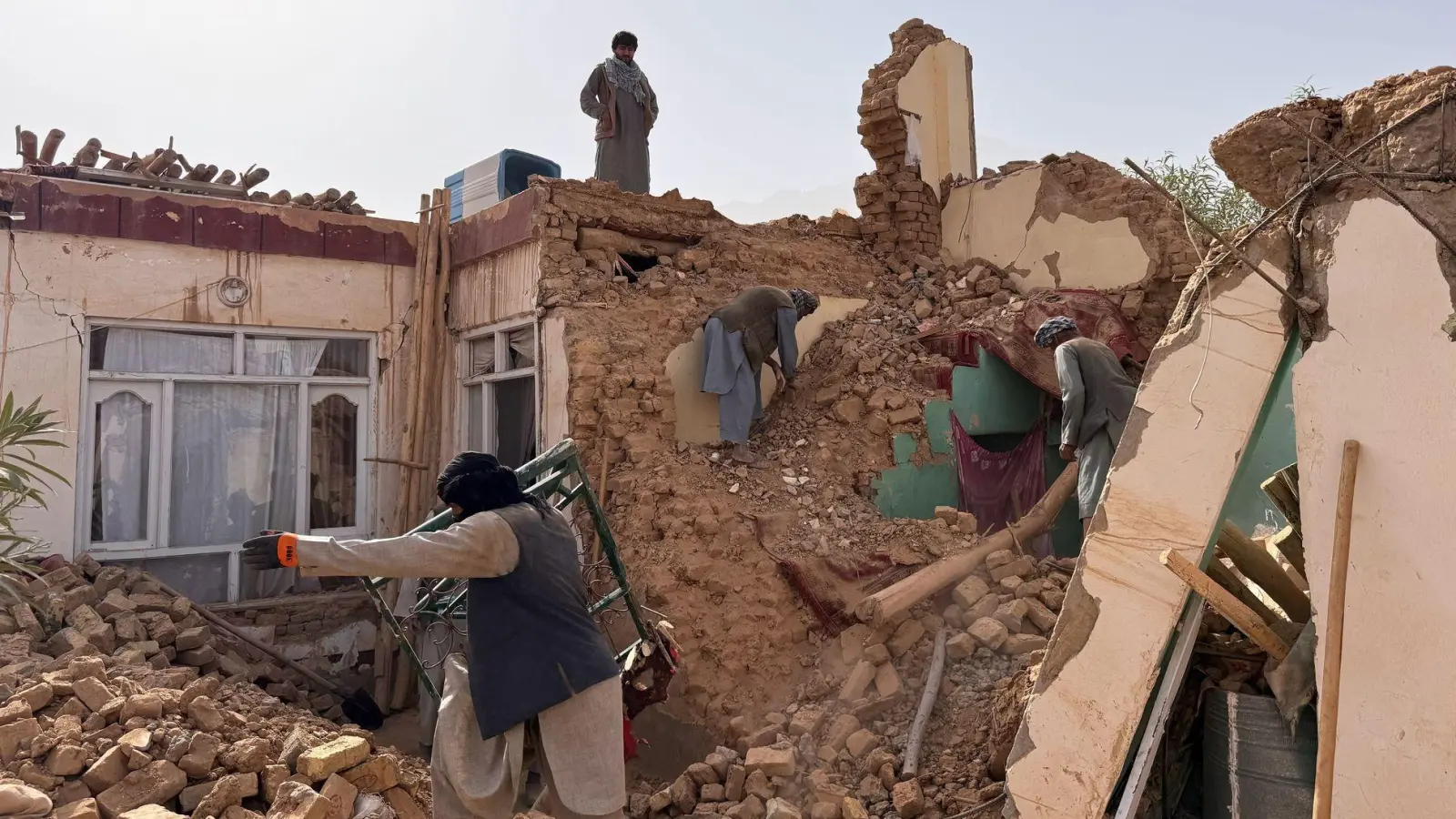 Bei dem Erdbeben in Afghanistan gab es viele Tote. (Foto: Sirat Noori/AP/dpa)