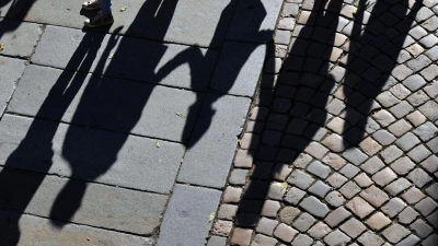 In den Großstädten stellen junge Erwachsene im Alter zwischen 25 und 34 Jahren die größte Altersgruppe, außerhalb der Großstädte sind es die in den 1950er und 1960er Jahren geborenen Babyboomer. (Symbolbild) (Foto: Matthias Hiekel/dpa-Zentralbild/dpa)