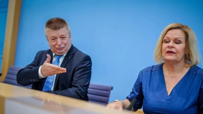 Den Verfassungsschutzbericht für 2023 stellten Bundesinnenministerin Nancy Faeser (SPD) und der Präsident des Bundesamtes für Verfassungsschutz, Thomas Haldenwang, im Sommer gemeinsam vor. (Archivbild) (Foto: Kay Nietfeld/dpa)