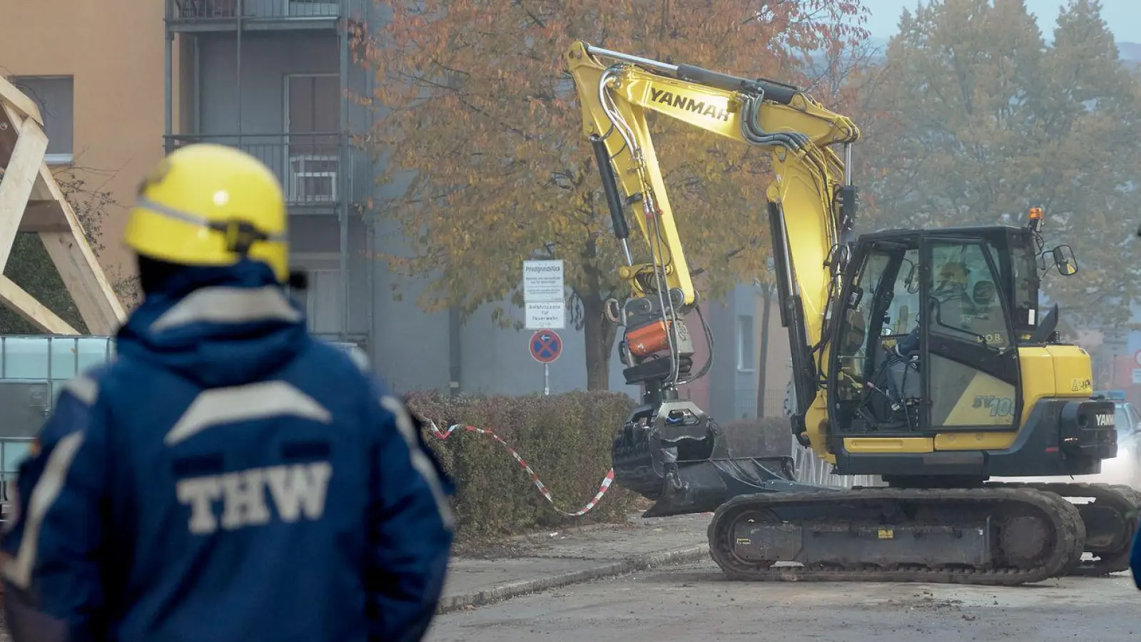Die Einsatzkräfte suchen weiter nach der zweiten vermissten Person. (Foto: Tizian Gerbing/dpa)
