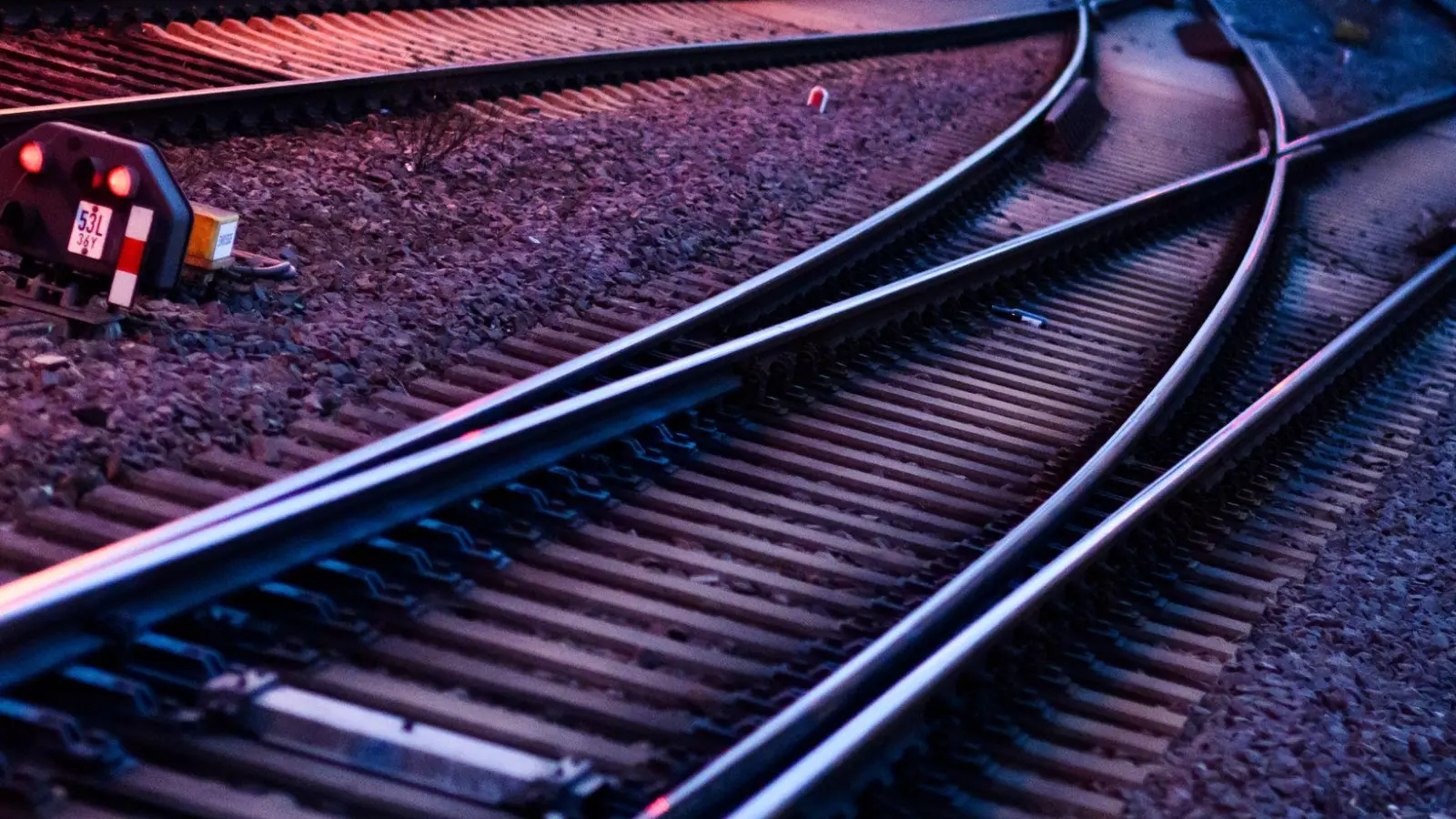 Schäden an der Bahnstrecke zwischen Crailsheim und Aalen. (Symbolbild) (Foto: Julian Stratenschulte/dpa)