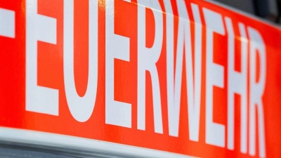 Feuerwehrleute konnten die Flammen löschen. (Symbolbild) (Foto: Soeren Stache/dpa)