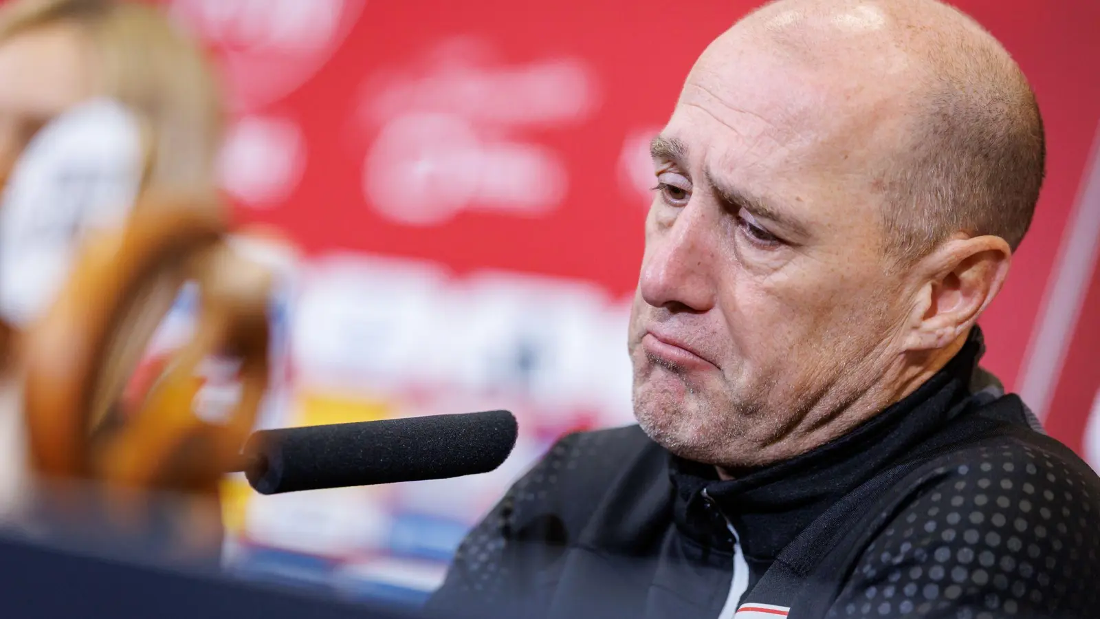 Vor der Ablösung? Jahn-Coach Joe Enochs bei der Pressekonferenz nach dem 3:8 in Nürnberg. (Foto: Daniel Karmann/dpa)