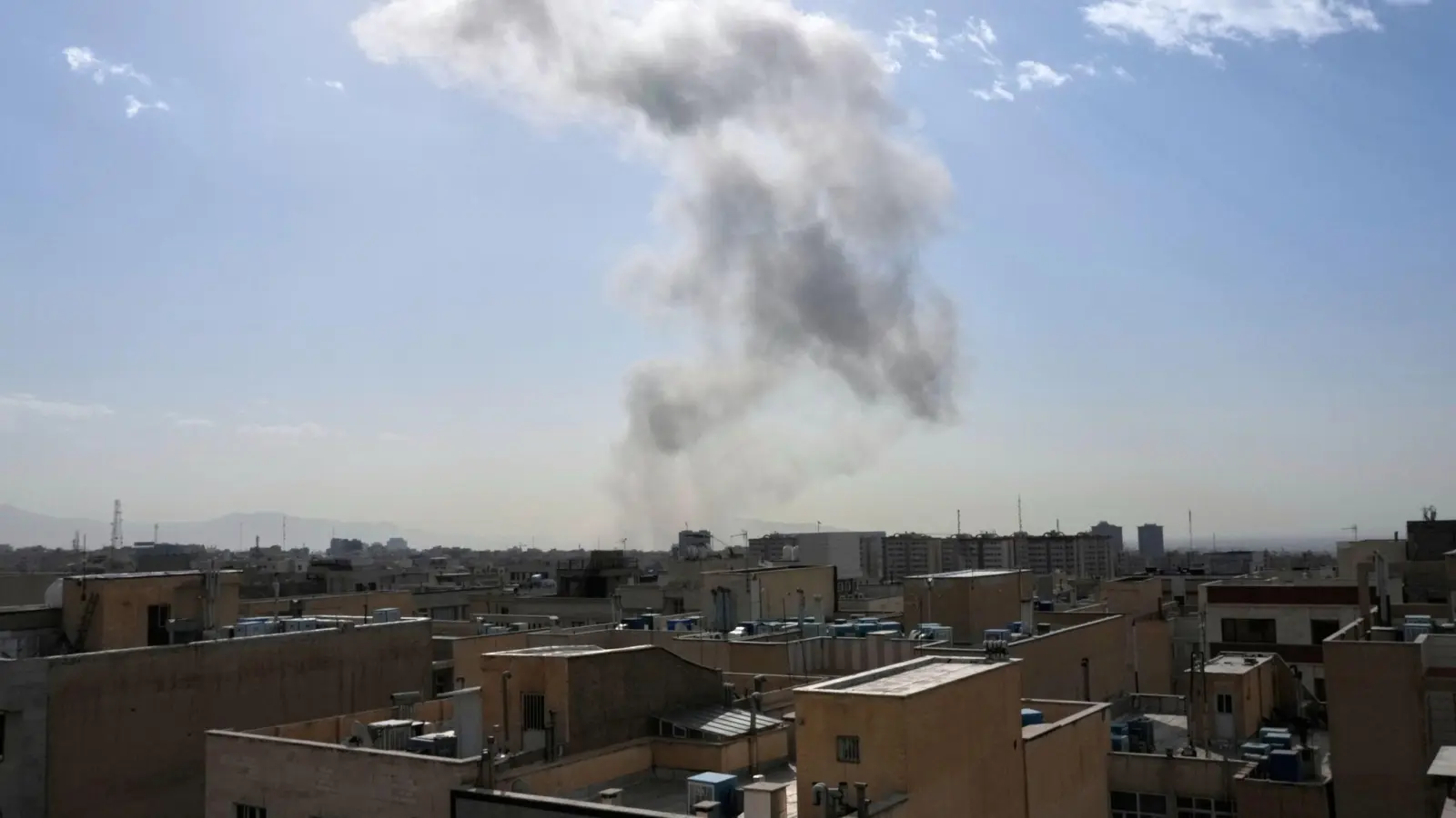 In Irans Hauptstadt gab es mehrere Explosionen.  (Foto: Vahid Salemi/AP/dpa)