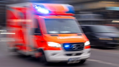 Weil er von seinem Mitschüler eine Schere in den Oberschenkel gerammt bekam, musste ein 14-Jähriger ins Krankenhaus. (Symbolbild) (Foto: Monika Skolimowska/dpa)
