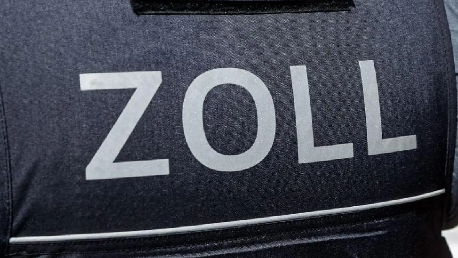 Ein Zollbeamter in Schutzweste. (Symbolbild: Markus Scholz/dpa)