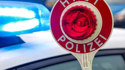 Die Polizeikontrolle eskalierte und der Mann griff die Beamten an. (Symbolbild) (Foto: Jan Woitas/dpa)