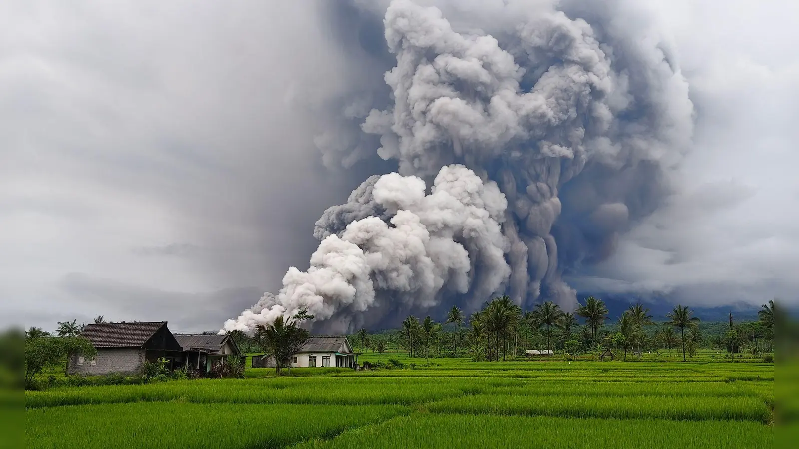 Die Aschesäule war zwei Kilometer hoch. (Foto: Dwi Sasongko/XinHua/dpa)