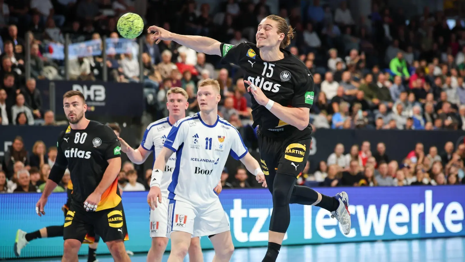 Juri Knorr zeigt gegen Island die beste Leistung seit langem.  (Foto: Daniel Karmann/dpa)