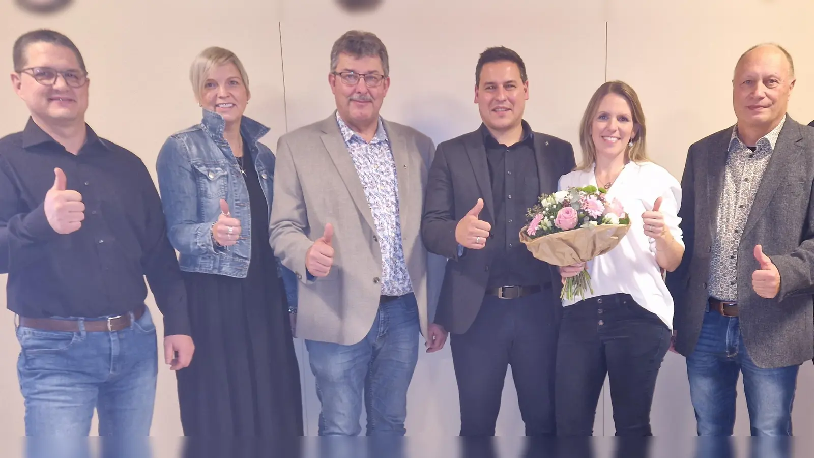 Drei Fraktionen nominierten Bürgermeister Tobias Strauß für eine weitere Amtsperiode (von links): Klaus Mittelmeier (SPD), Caroline Ludwig-Schönig (UB), Eberhard Held (für den Gemeinderat), Bürgermeisterkandidat Tobias Strauß, dessen Frau Steffi Strauß und Wilhelm Hintermeier (CSU).  (Foto: Friedrich Strohmeier)