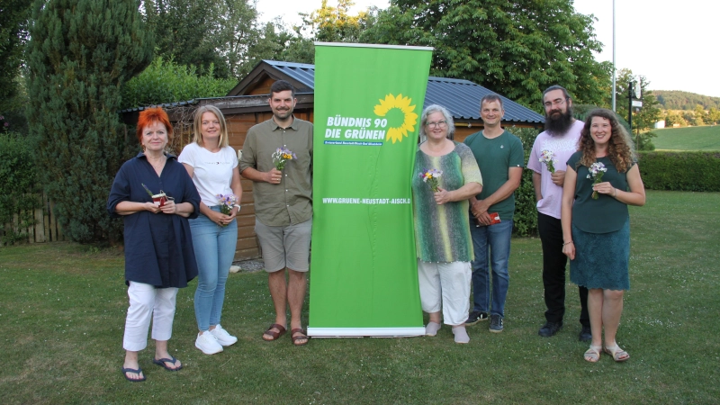Der neue Grünen-Ortsverband Obernzenns will sich für Umweltschutz und soziale Gerechtigkeit stark machen. Von links: Landtagsabgeordnete Barbara Fuchs, Schriftführerin Julia Böhringer, Vorstandssprecher Fabian Danner, Vorstandssprecherin Felicitas Limberger, Kreisverbands-Vorsitzender Martin Weidt, Beisitzer Alexander Probst und Beisitzerin Eva Limberger. (Foto: Yvonne Neckermann)