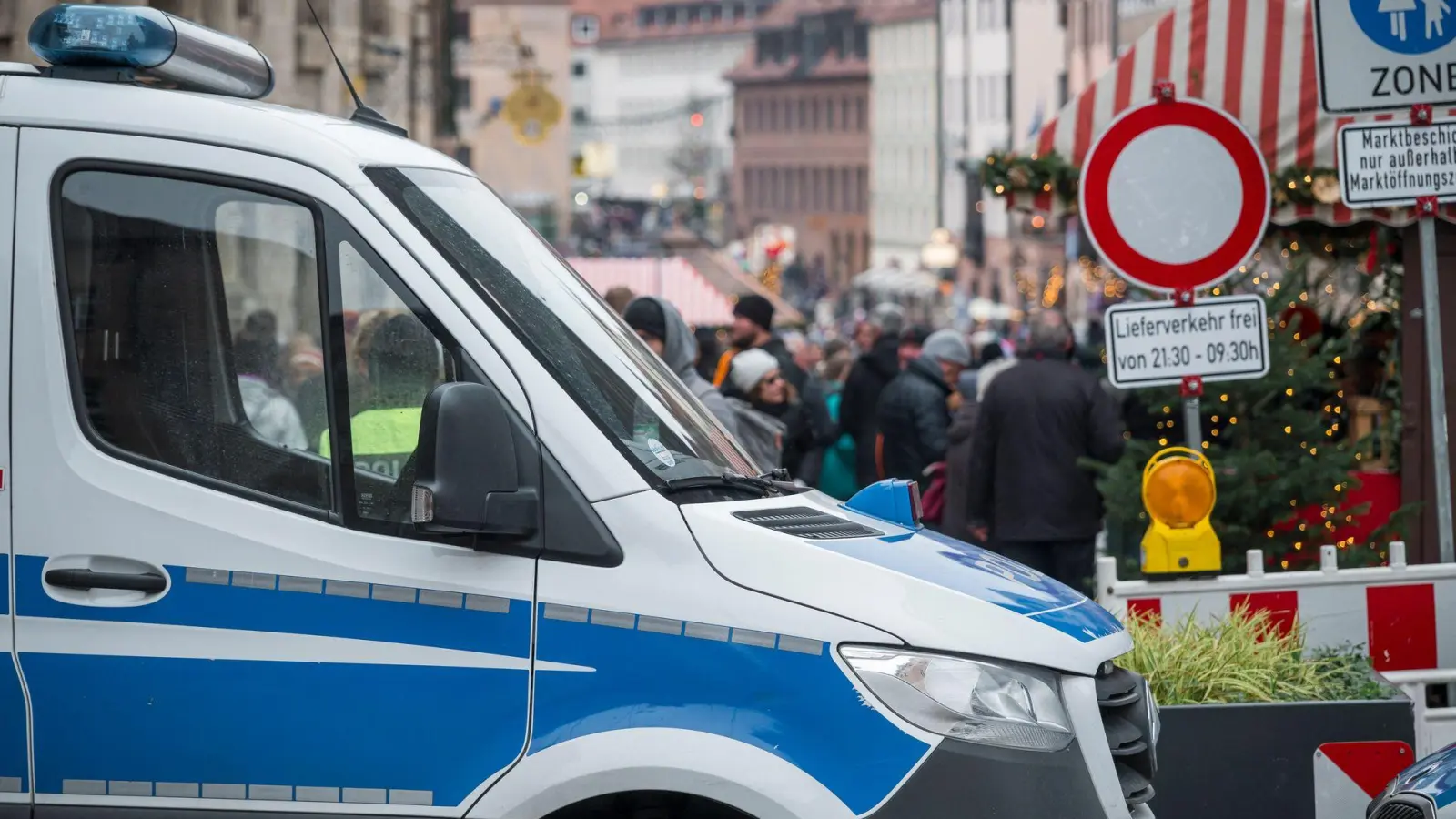Bayerns Städte haben für die Weihnachtsmärkte Sicherheitskonzepte erarbeitet. (Archivbild) (Foto: Daniel Vogl/dpa)
