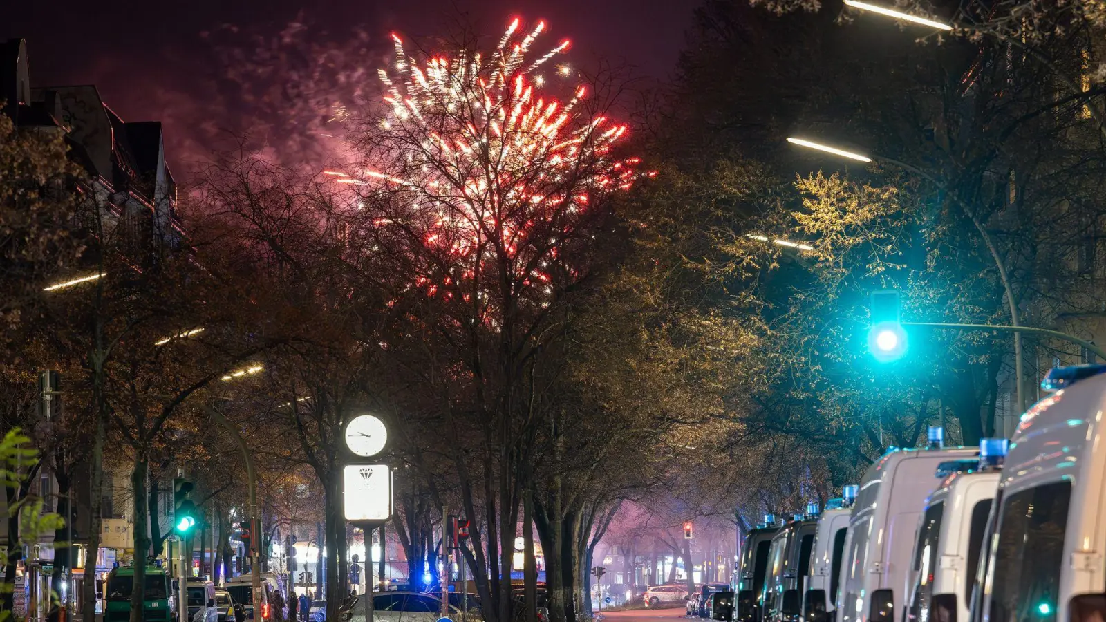 Die Polizei ermittelt nach einem Beitrag eines Influencers in der Silvesternacht.  (Foto: Soeren Stache/dpa)