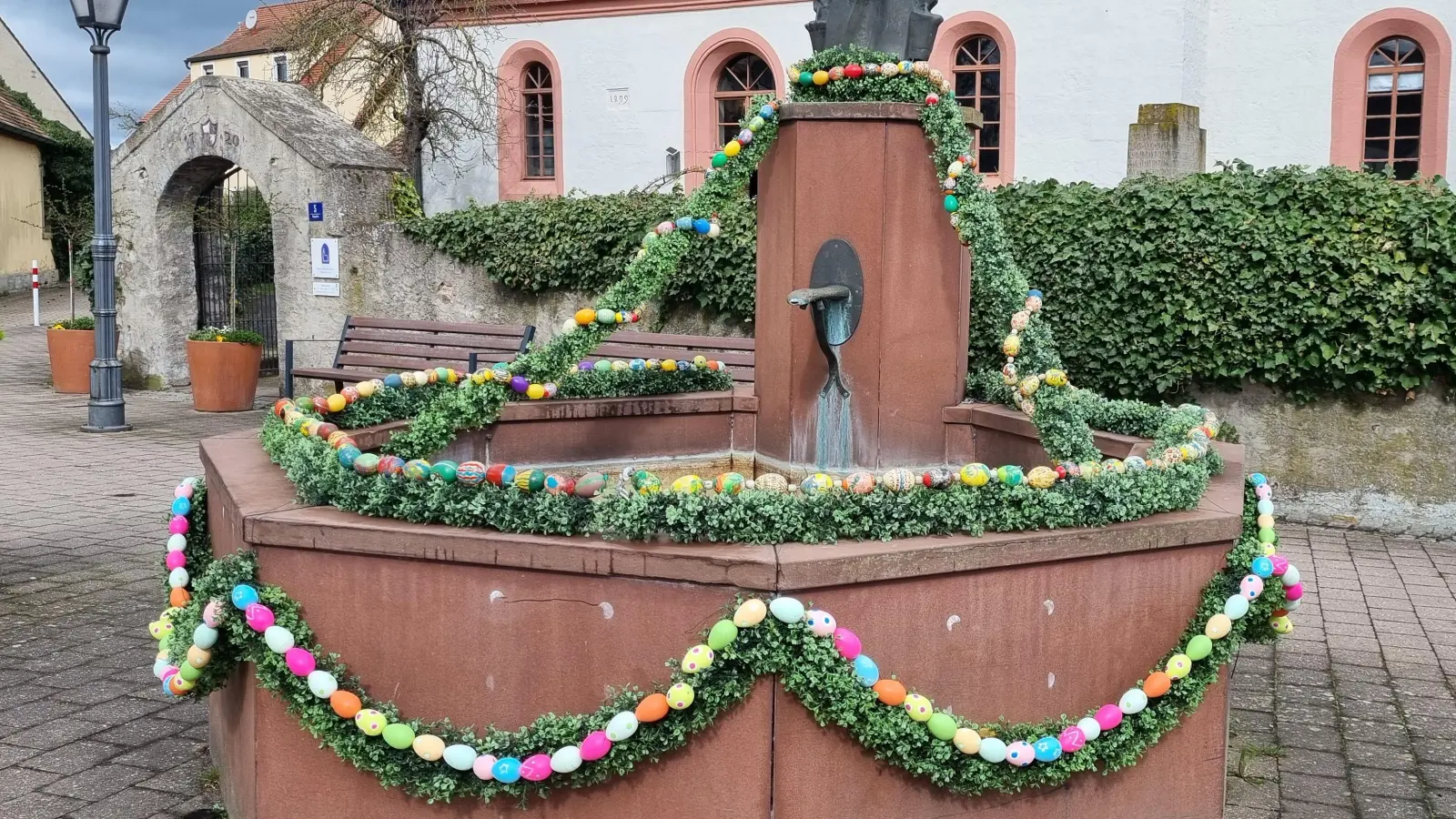 Vor der Kirche in Hagenbüchach ist nun nicht mehr zu übersehen, dass Ostern naht. (Foto: Rainer Weiskirchen)