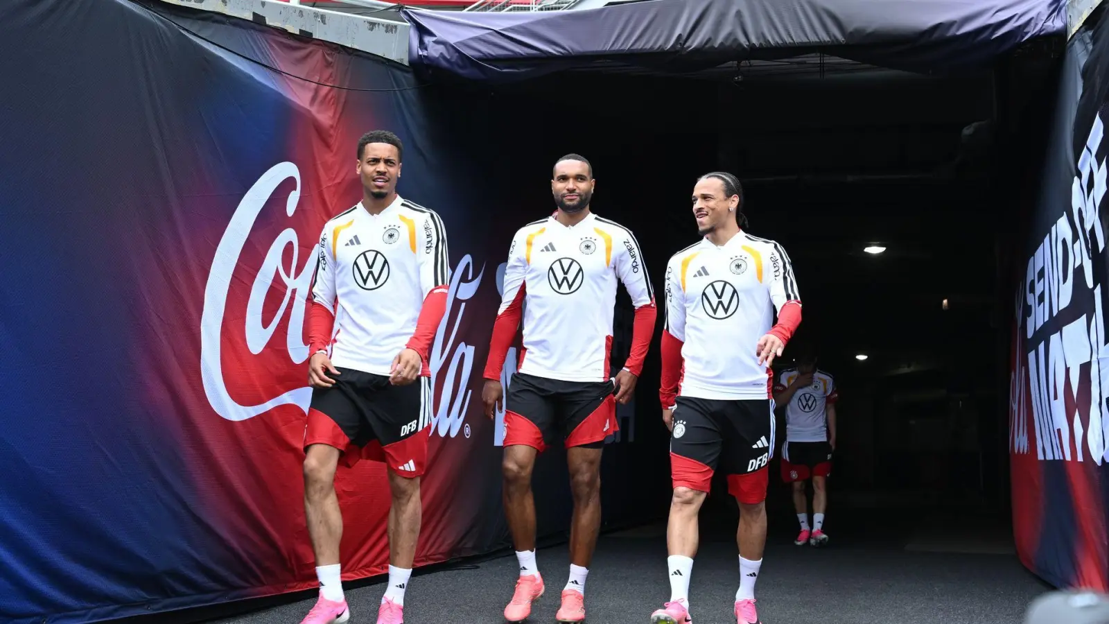 Leroy Sané (r) steht bei der WM-Generalprobe gegen die USA ebenso in der Startelf wie Felix Nmecha (l) und Jonathan Tah. (Foto: Federico Gambarini/dpa)