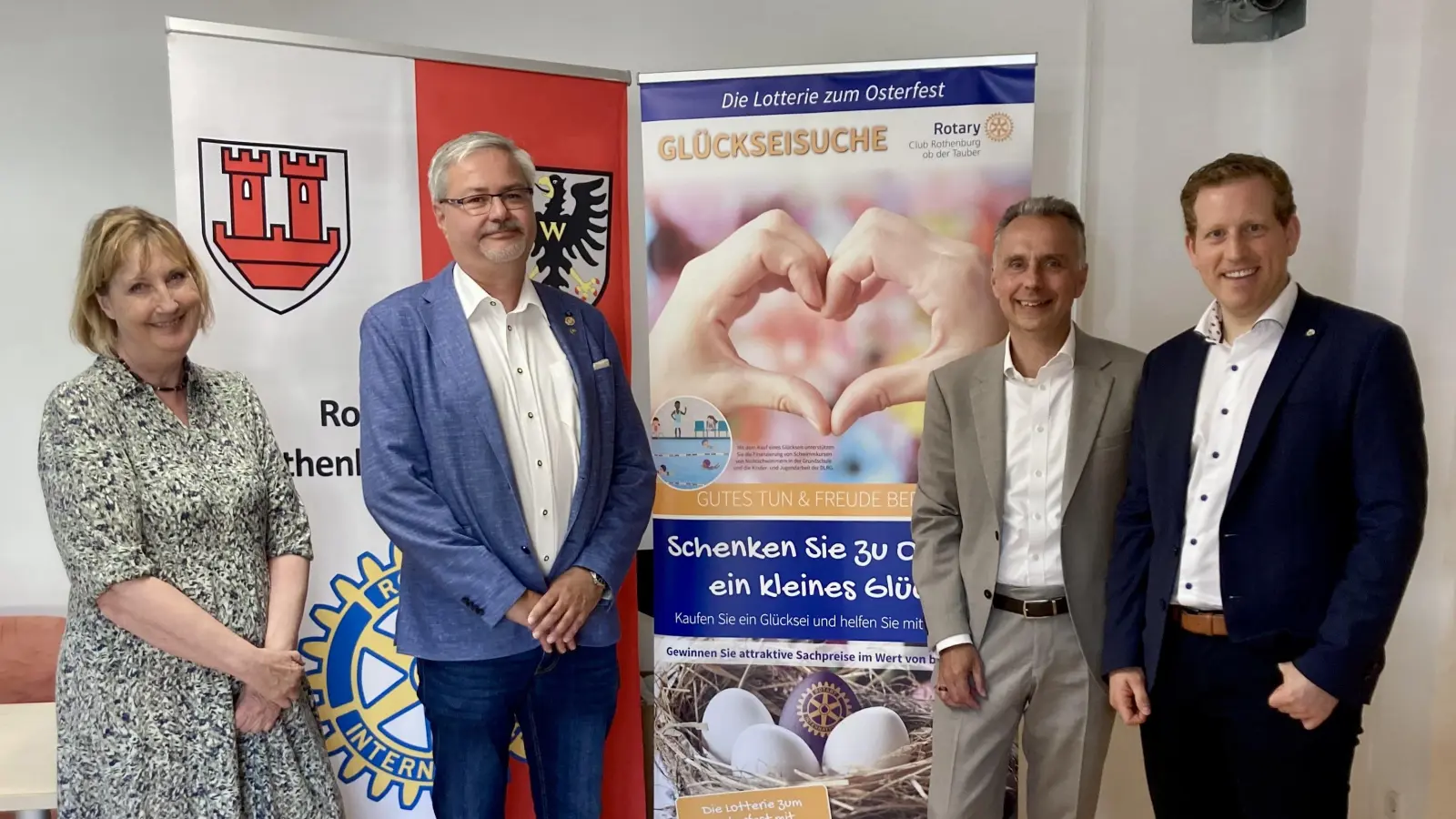 Freuen sich über den Erfolg der Glücksei-Aktion (von links): Gisela Heusinger-Herz, Ralf Baltes, Dieter Mai und Dr. Benedikt Stegmann. (Foto: Corinna Müller)