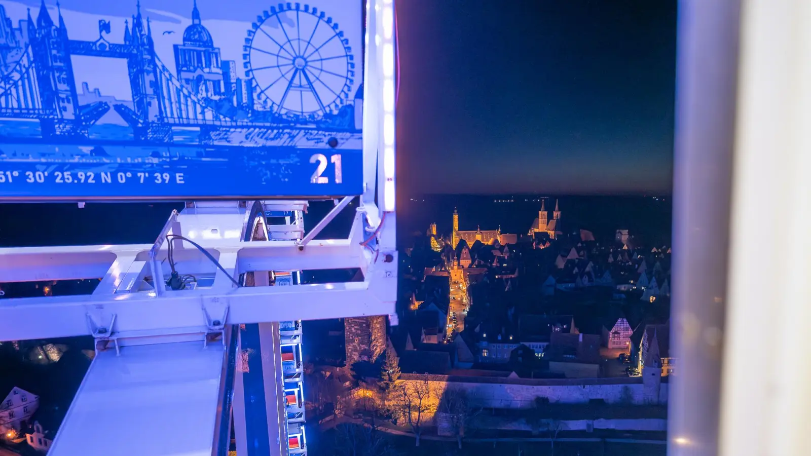 Diesen nächtlichen Blick vom Riesenrad aus auf die Stadt wird es vorerst nicht mehr geben. (Foto: Mirko Fryska)
