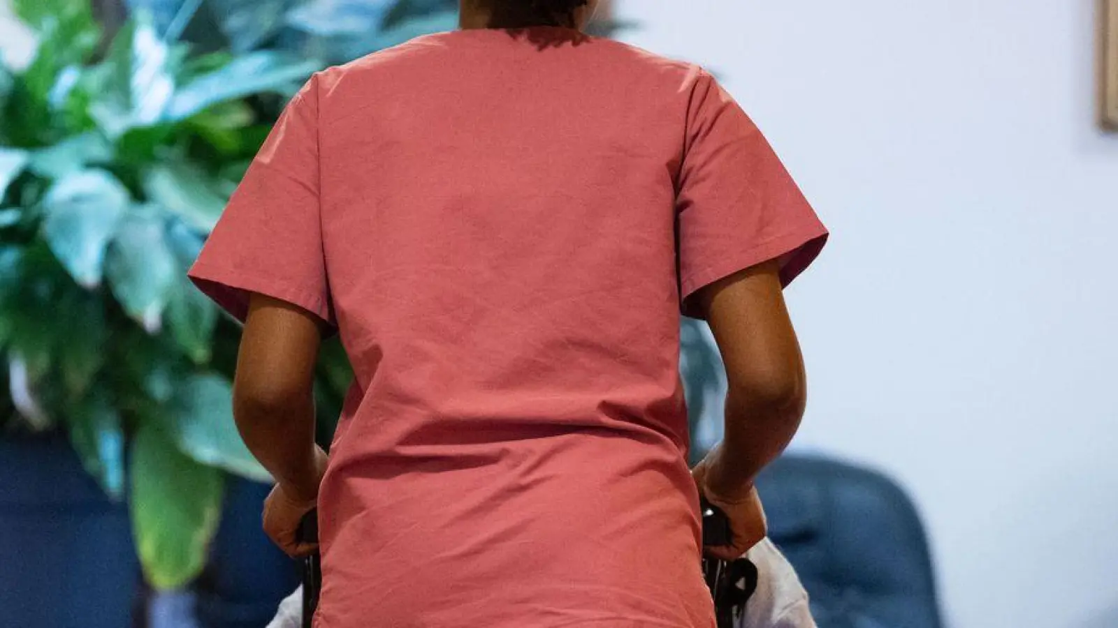 Die Mindestlöhne in der Altenpflege sollen ab Sommer nächsten Jahres schrittweise ansteigen. (Archivbild) (Foto: Marijan Murat/dpa)