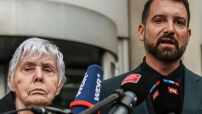 In ihrer Klage fordert die Kundin Rita M. - hier neben ihrem Anwalt Daniel Kuhlmann - von dem Geldinstitut Schadenersatz.  (Foto: Oliver Berg/dpa)