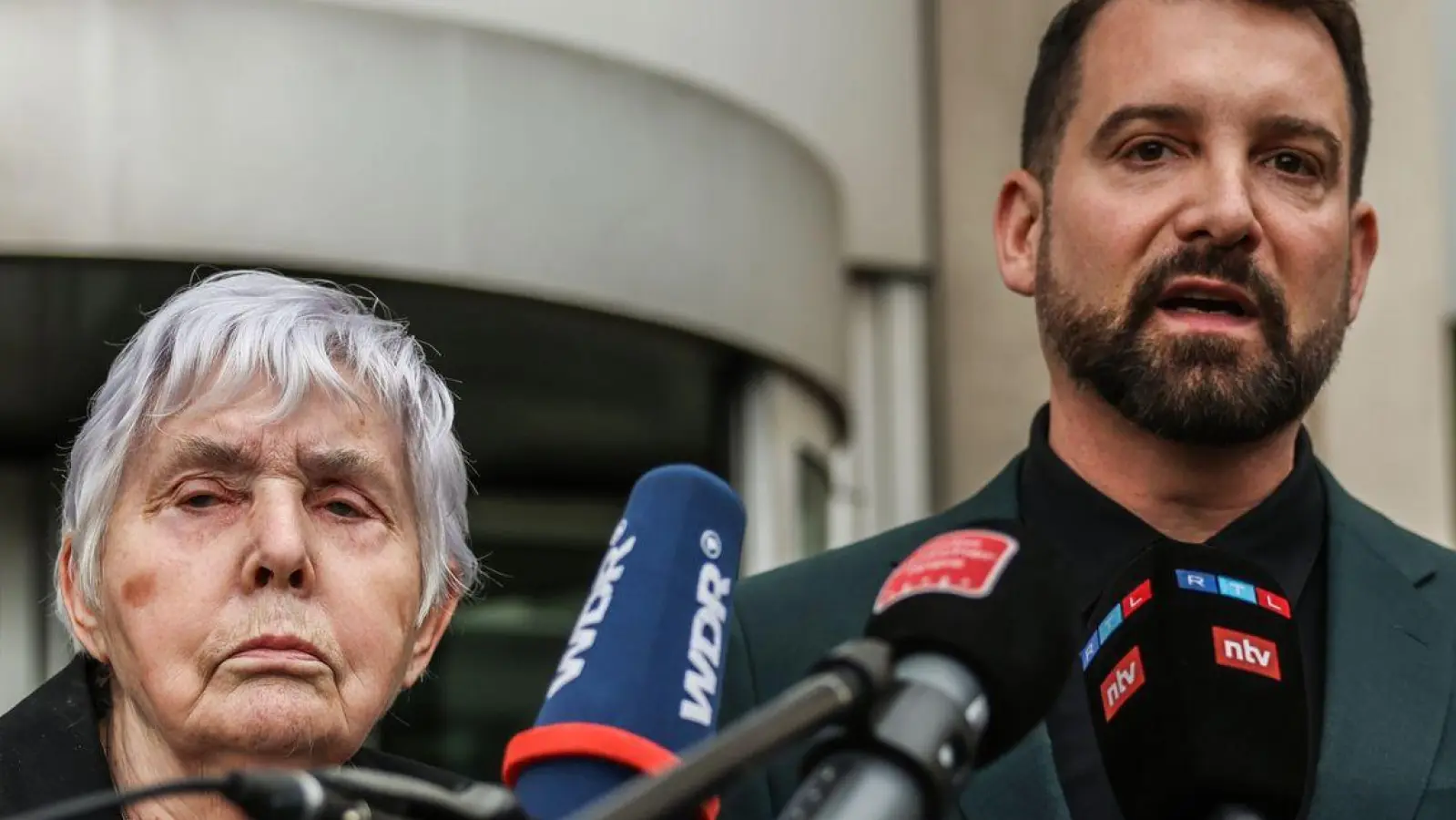 In ihrer Klage fordert die Kundin Rita M. - hier neben ihrem Anwalt Daniel Kuhlmann - von dem Geldinstitut Schadenersatz.  (Foto: Oliver Berg/dpa)