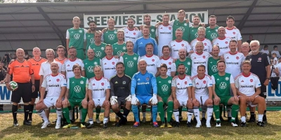 Gemeinsames Gruppenfoto vor dem Spiel: die Uffenheimer Allstars und die Nürnberger Legenden. (Foto: Alexander Rausch)