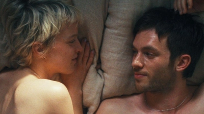 Spielen in „Allegro Pastell“ ein Paar in der Krise: Sylvaine Faligant und Jannis Niewöhner.  (Foto: Felix Pflieger/DCM Film/dpa)