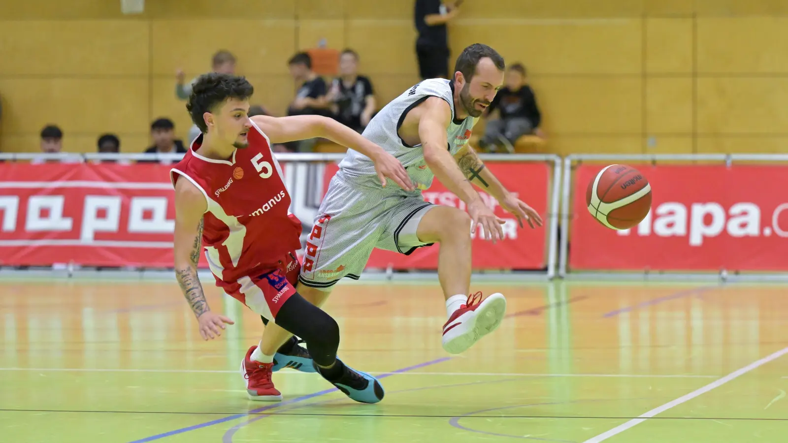 Der Einsatz von Bastian Doreth (rechts, gegen den Nördlinger Daniele Minguillon) ist fraglich. Der Aufbauspieler hatte unter der Woche Probleme mit der Wade. (Foto: Martin Rügner)
