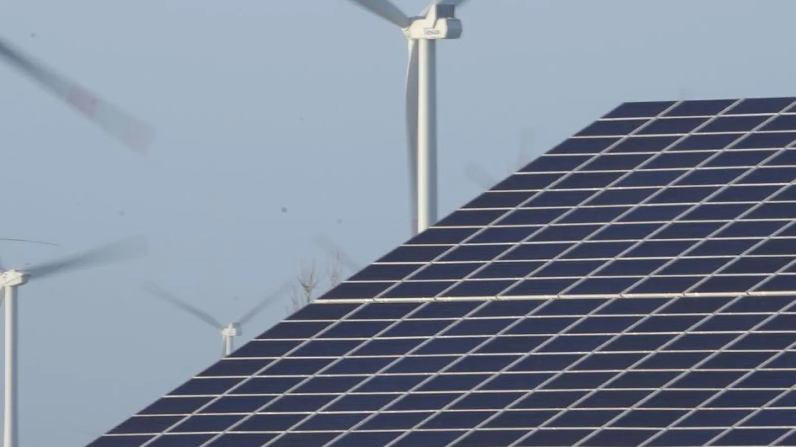 Im vergangenen Jahr habe die EU erstmals mehr Strom aus Wind- und Sonnenenergie erzeugt als aus Gas, sagt EU-Kommissionspräsidentin Ursula von der Leyen. (Foto: Marcus Brandt/dpa)