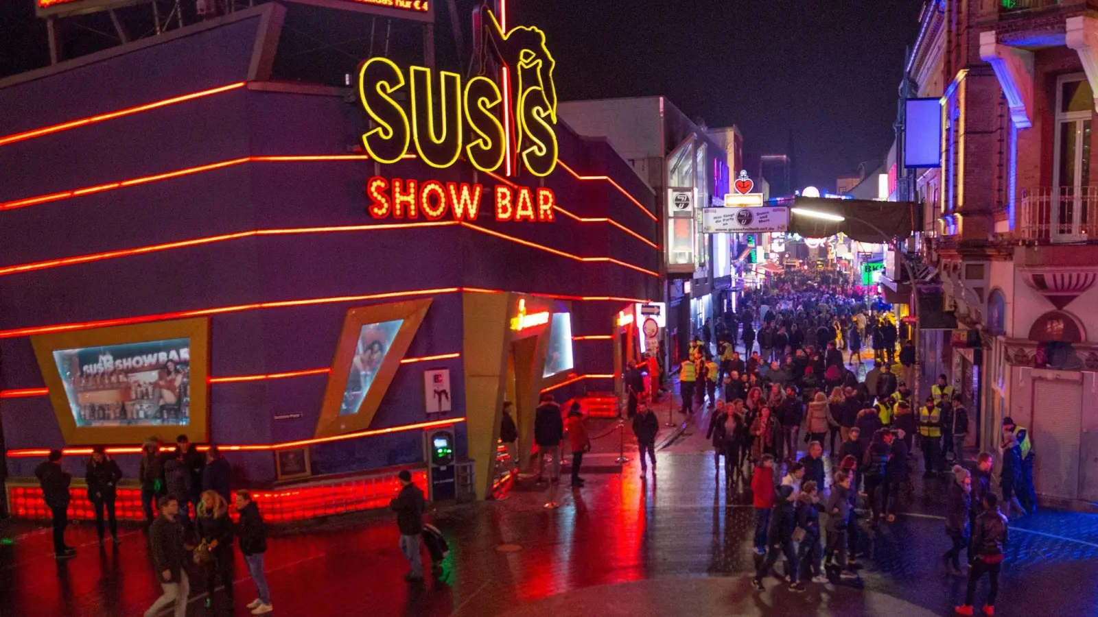 Der Schriftzug verrät das Programm: In „Susis Show Bar“ auf der Ecke von Reeperbahn und Großer Freiheit gibt&#39;s Tabledance. (Foto: Axel Heimken/dpa/dpa-tmn)