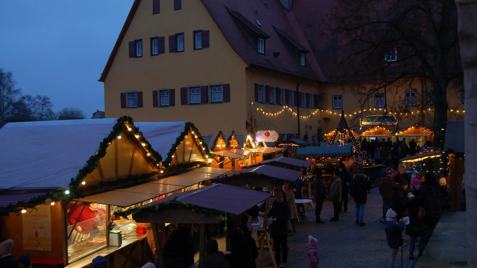Am Montag klang der Weihnachtsmarkt im Spitalhof langsam aus. Die Dinkelsbühler Budenstadt war in diesem Jahr an 29 Tagen geöffnet. (Foto: Markus Weinzierl)