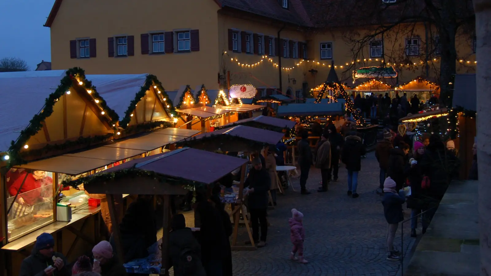 Der Weihnachtsmarkt im Dinkelsbühler Spitalhof ist stets gut besucht. (Archivbild: Markus Weinzierl)