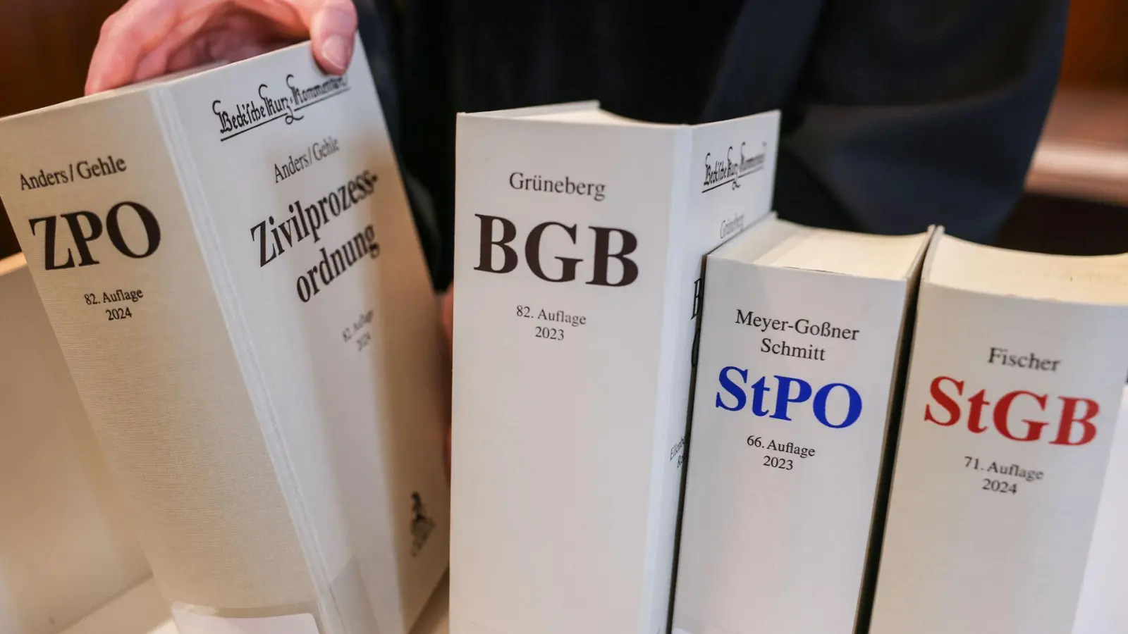 Die Justiz darf bisher nicht so einfach eine KI verwenden. Gleichwohl sieht sie sich mit einer steigenden Zahl an Schreiben konfrontiert, die mittels KI verfasst wurden. (Illustration) (Foto: Oliver Berg/dpa)