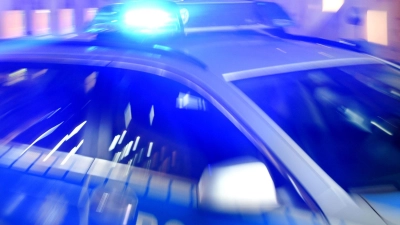 Eine Streife der Polizei ist auf einer Kreuzung mit einem anderen Auto zusammengestoßen.  (Foto: Carsten Rehder/dpa)