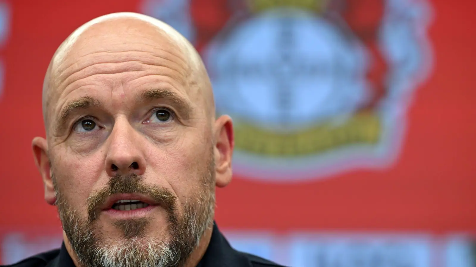„Dann kann&#39;s ja weitergehen!“ Erik ten Hag lässt sich von einem falschen Feueralarm in der BayArena nicht irritieren.  (Foto: Federico Gambarini/dpa)