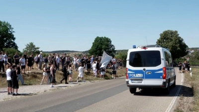 Die Polizei ist mit einem Großaufgebot in Emskirchen vor Ort, damit das Schanzenfest nicht eskaliert.  (Foto: NEWS5 / N5 DESK)