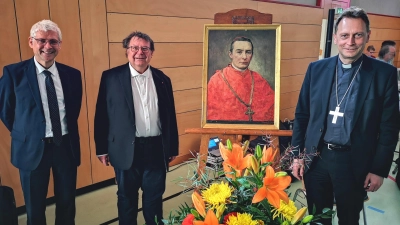 Das Porträtbild von Schulstifter Gustav-Adolf hatte einen Ehrenplatz. Mit auf dem Foto: Ministerialbeauftragter Michael Schmidt, Pfarrer Hans-Peter Kunert und Weihbischof Herwig Gössl (von links). (Foto: Jürgen Binder)