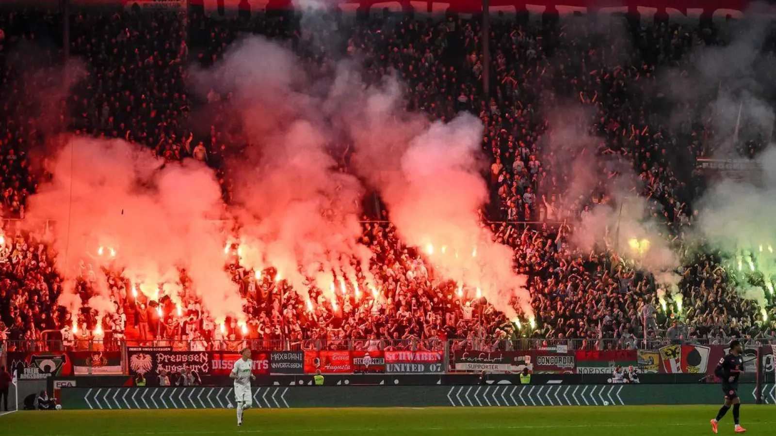 Durch Pyrotechnik wurden in Augsburg zwei Personen verletzt. (Foto: Harry Langer/dpa)