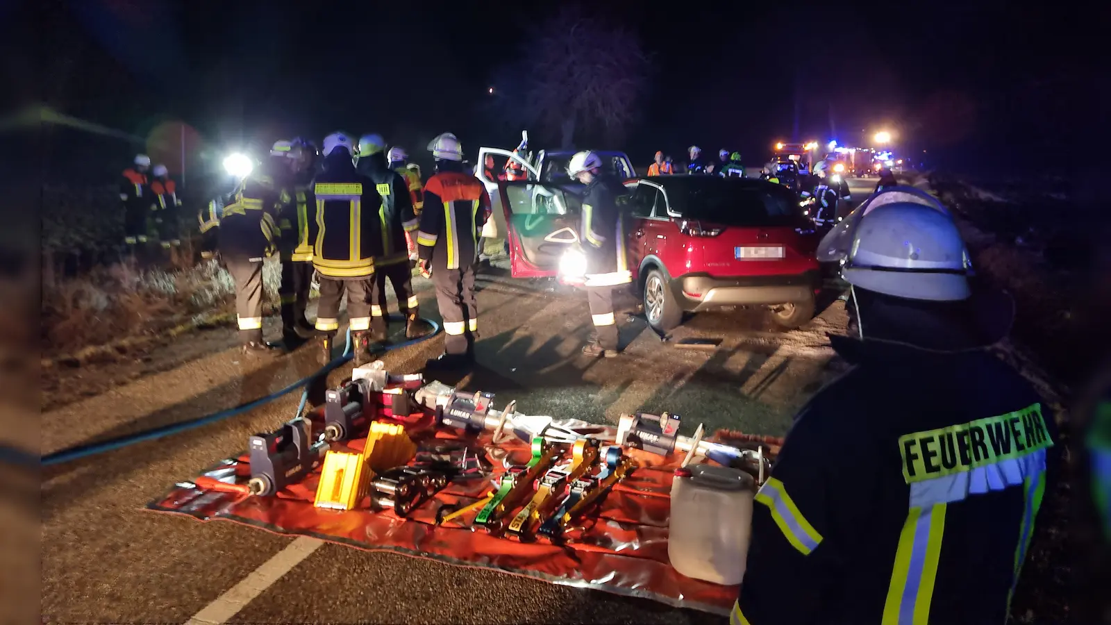 Nach einem tödlichen Verkehrsunfall nahe Oberndorf war am Mittwoch ein Großaufgebot an Rettungskräften im Einsatz. (Foto: Rainer Weiskirchen)