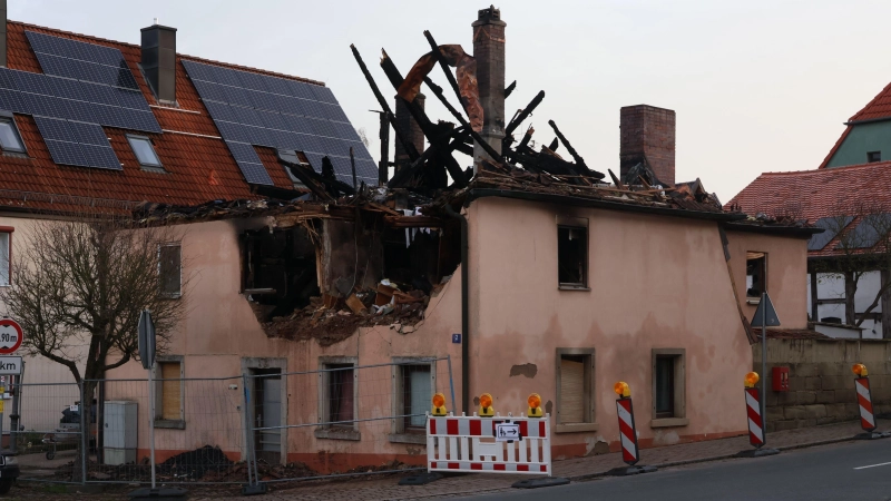 Vom Walmdach des ausgebrannten Gebäudes in Ullstadt ist so gut wie nichts mehr übrig. Das Haus ist unbewohnbar. (Foto: Andreas Reum)