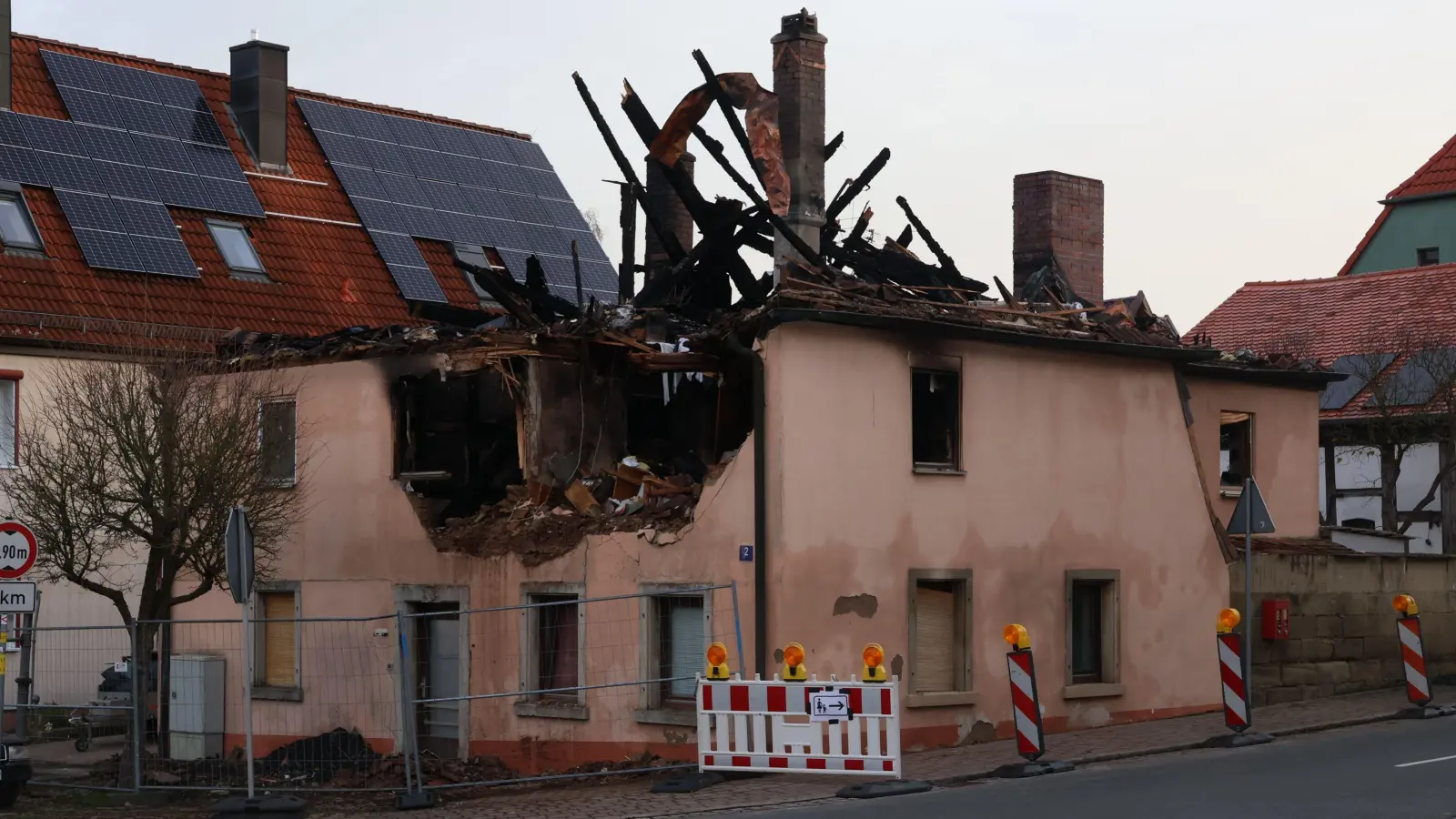 Vom Walmdach des ausgebrannten Gebäudes in Ullstadt ist so gut wie nichts mehr übrig. Das Haus ist unbewohnbar. (Foto: Andreas Reum)