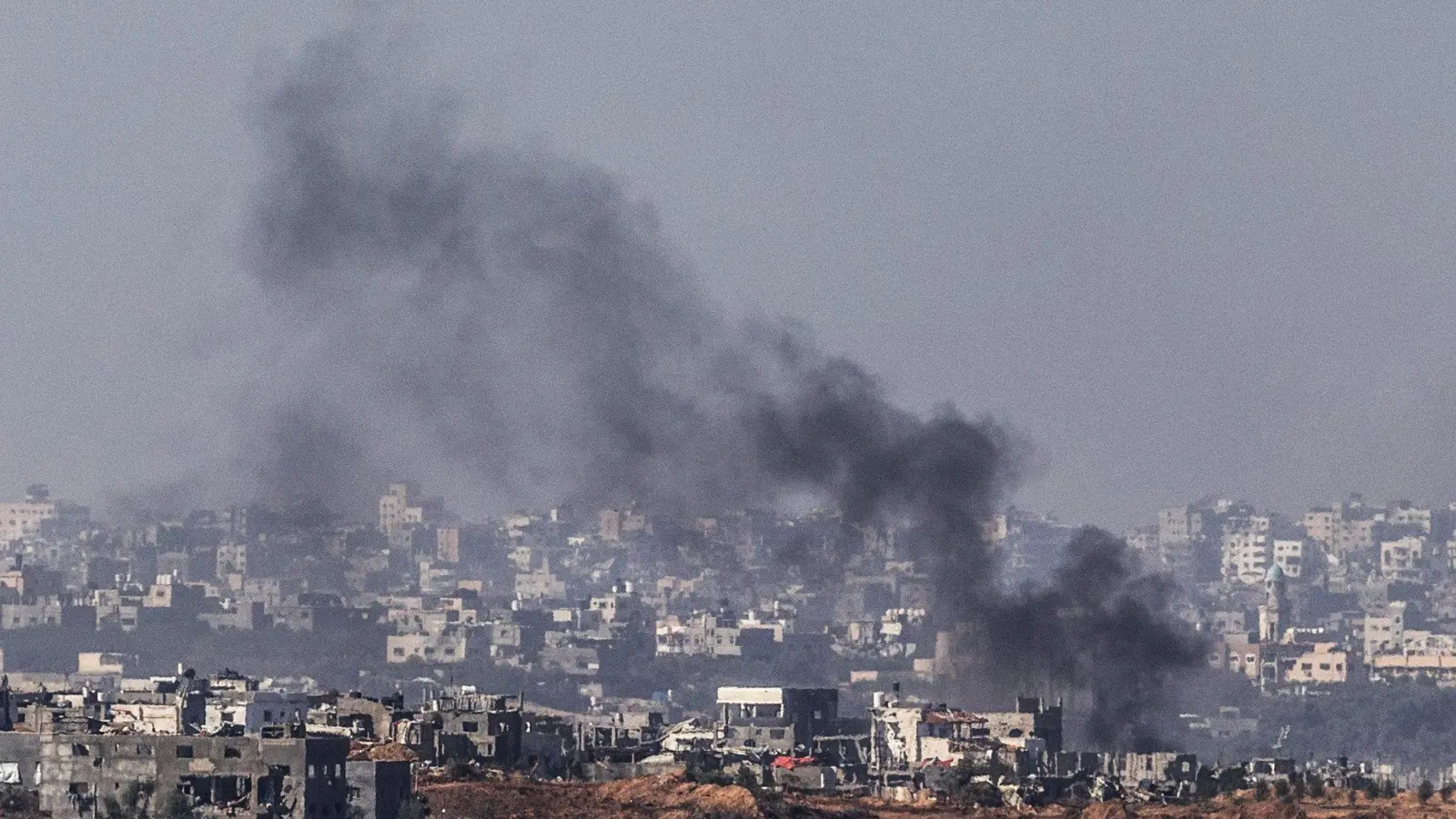 Rauch steigt nach dem Ende der Waffenruhe nach einem israelischen Luftangriff im Gazastreifen auf. (Foto: Ilia Yefimovich/dpa)