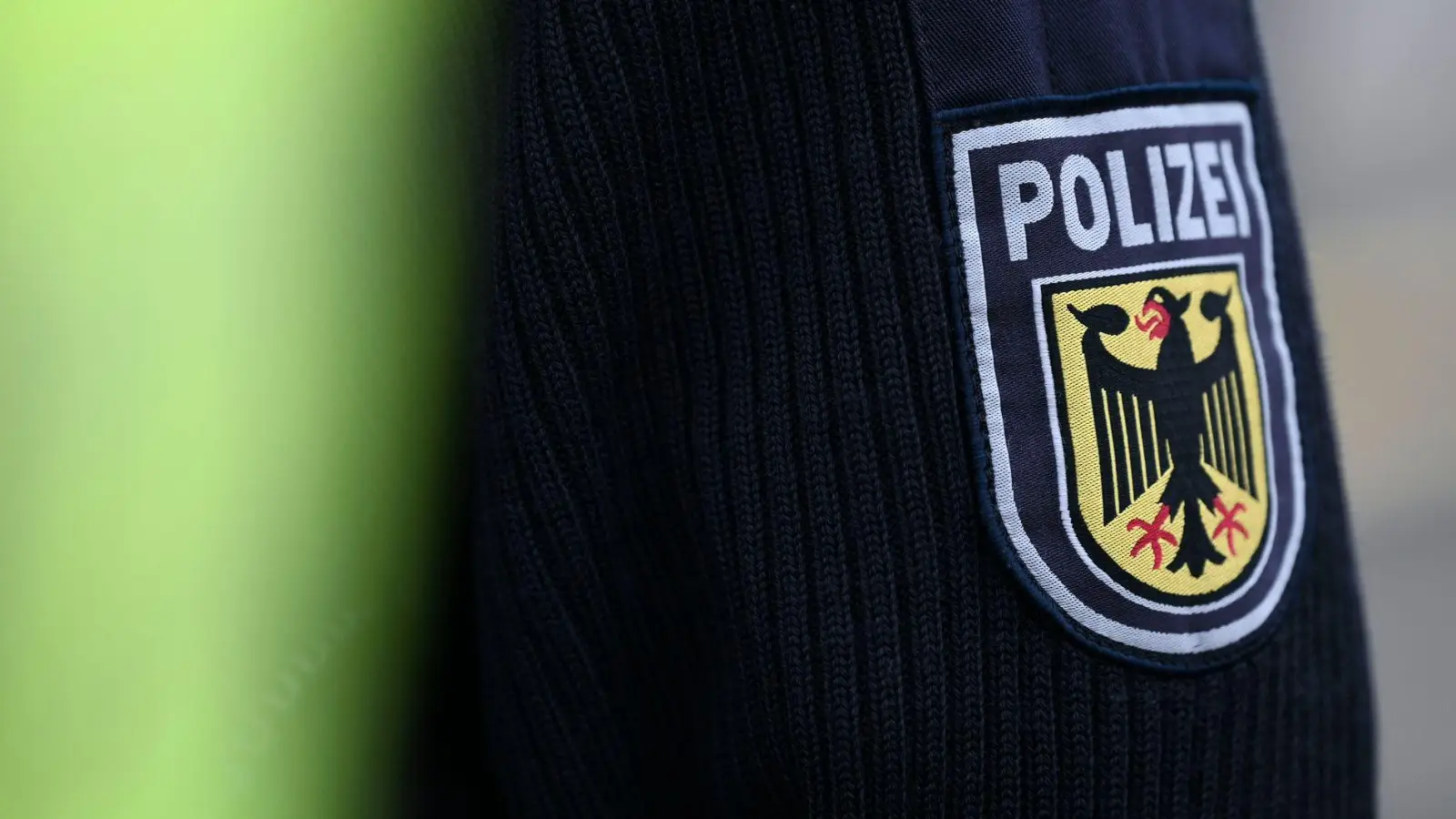 Die Bundespolizei stellte bei einer Durchsuchung des 20-Jährigen den verbotenen Schlagring fest. (Symbolbild) (Foto: Katharina Kausche/dpa)