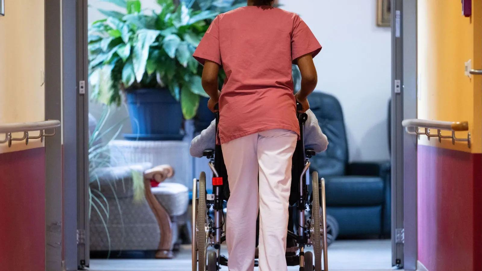 In letzter Minute wollen Union und SPD Beitragserhöhungen in der Pflege verhindern.  (Foto: Marijan Murat/dpa)